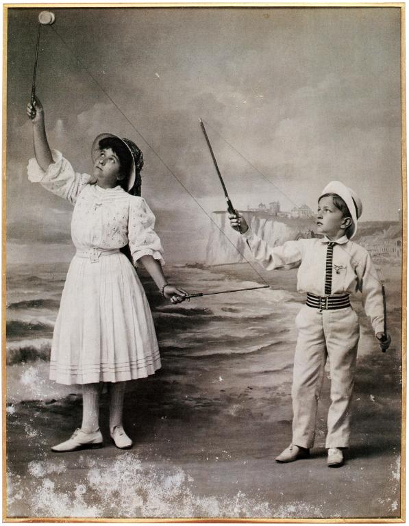 Enfants jouant avec des diabolos Euréka devant un décor peint, 1904 (Collection particulière).