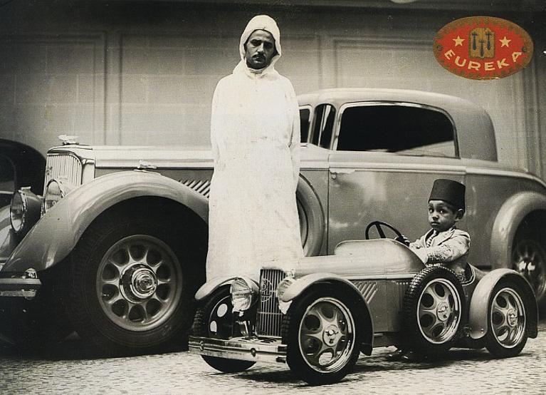 Le futur roi Hassan II du Maroc au volant d’une voiture à pédales Euréka, modèle Course Grand Prix (légèrement modifié par Panhard), 1933 (Collection particulière).