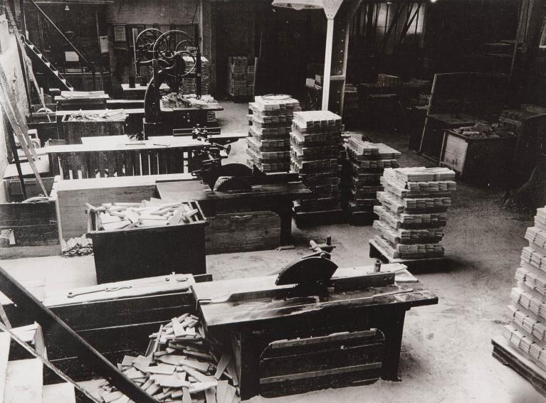 Section bois, atleire de menuiserie, vue intérieure, vers 1950 (Collection particulière).
