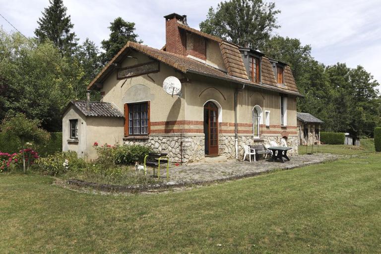 Vue générale de la façade principale depuis le sud.