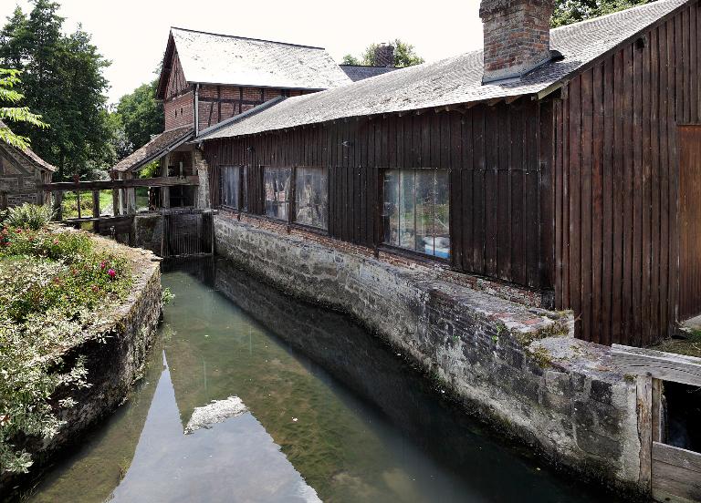 Canal d'amenée, l'atelier (scierie) au premier plan, moulin à l'arrière plan, depuis le nord.{