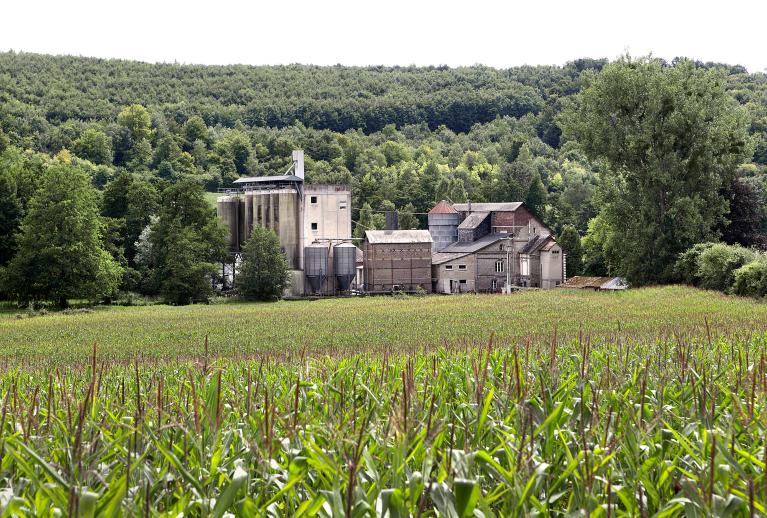 La minoterie Mouchard à Morville-sur-Andelle, dernière minoterie en activité sur le bassin de l'Andelle. ; Vue générale du site : à droite le moulin primitif, à gauche la minoterie moderne.