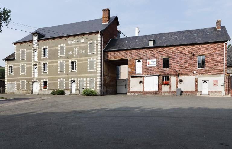Vue d'ensemble du moulin primitif et du bâtiment à usage d'écurie et de remise.