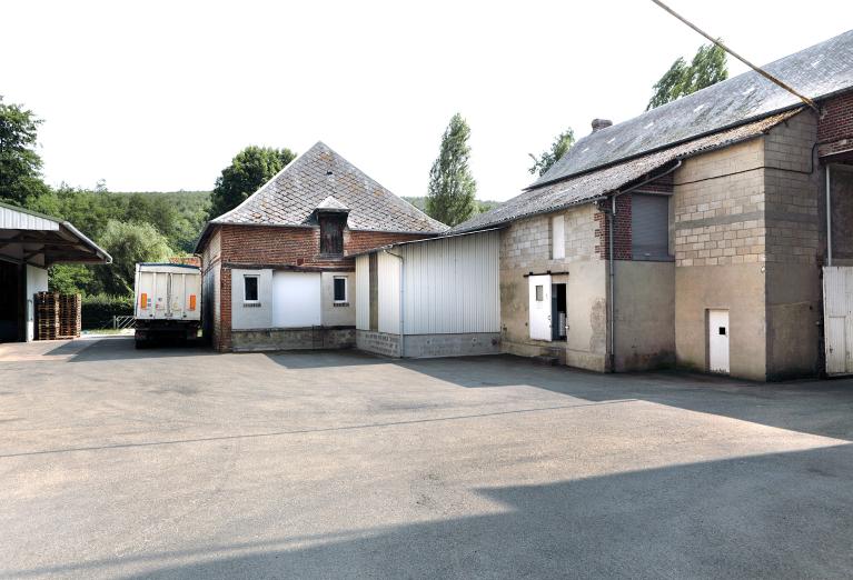 Vue de la cour intérieure : au centre bâtiment à usage de stockage et d'étable.