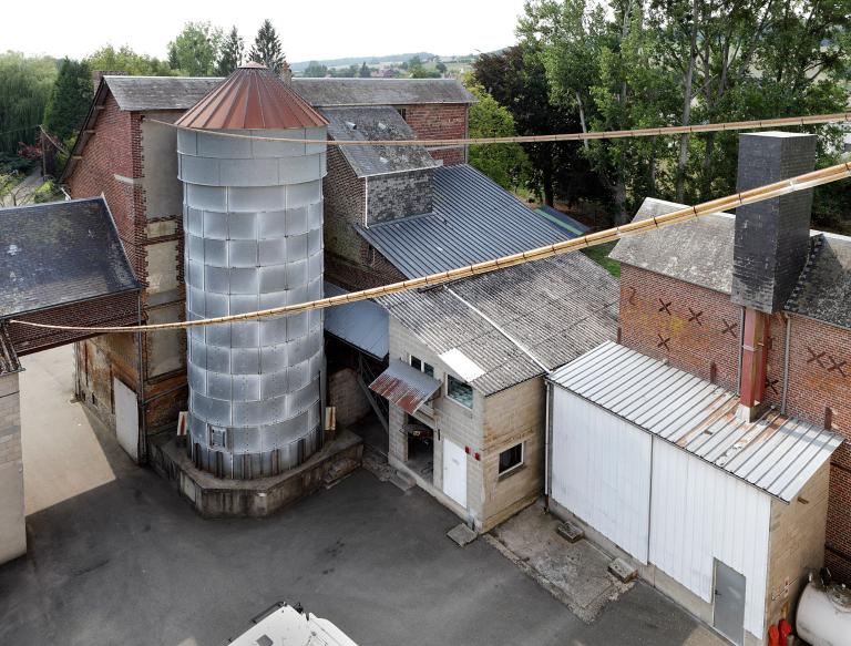 Vue de la cour intérieure depuis la minoterie moderne.