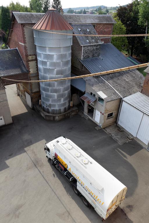 Vue du moulin primitif et de la cour intérieure depuis le dernier niveau de la minoterie moderne.