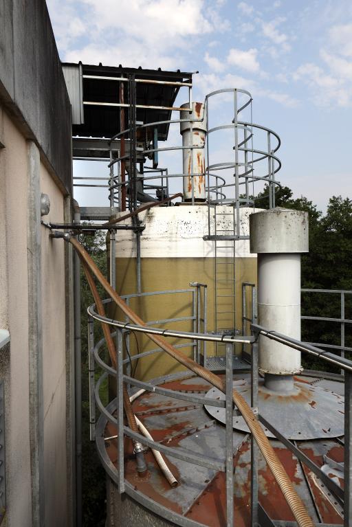 Vue des silos à grains installés sur le côté de la minoterie moderne.