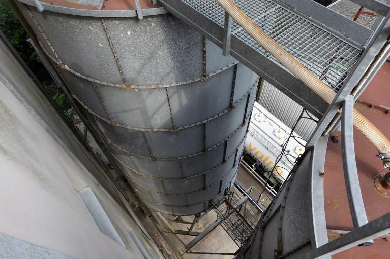 Vue des silos à grains installés sur le coté de la minoterie moderne.