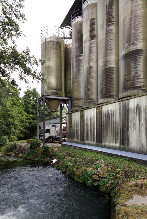 Vue du bief de dérivation et des silos à grains installés à l'arrière de la minoterie moderne.