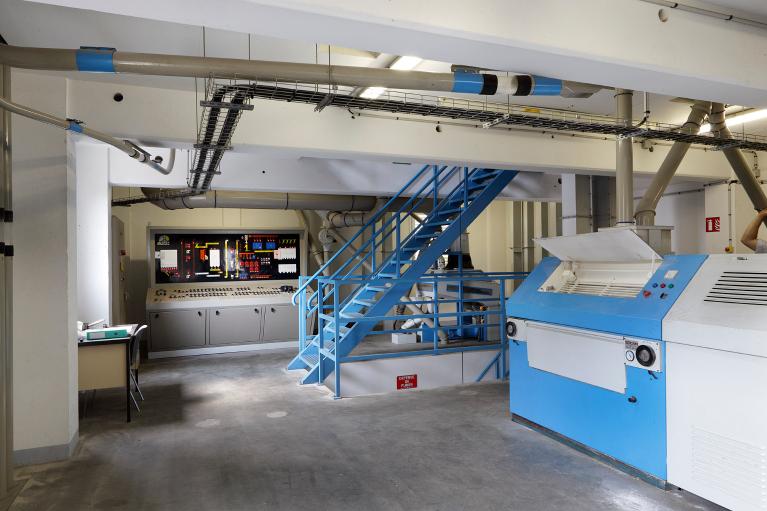 Vue intérieure de la minoterie moderne : salle de contrôle et des broyeurs à cylindres.