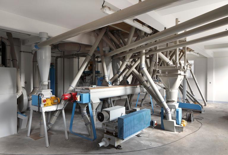Vue intérieure de la minoterie moderne : convoyeur pneumatique utilisé pour la circulation de la mouture dans l'usine.