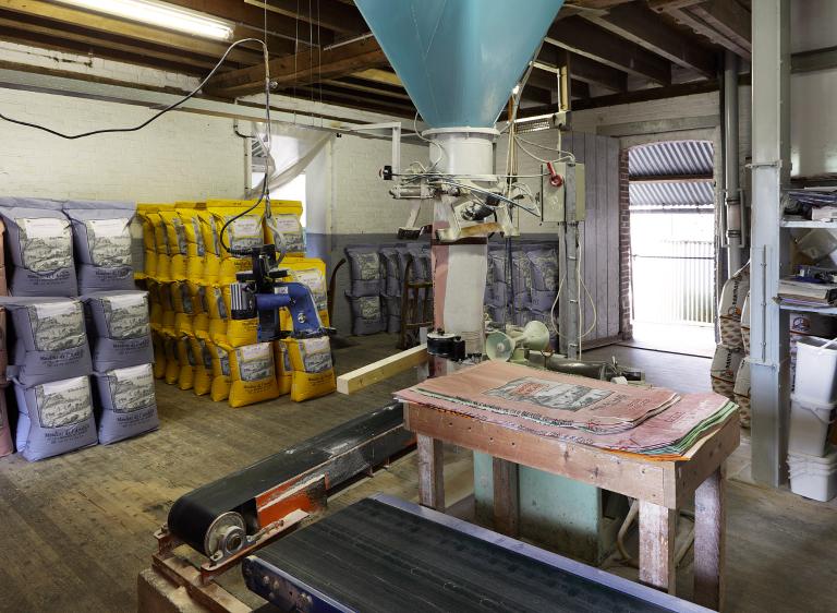Vue intérieure du moulin primitif : salle d'ensachage et de pesée.