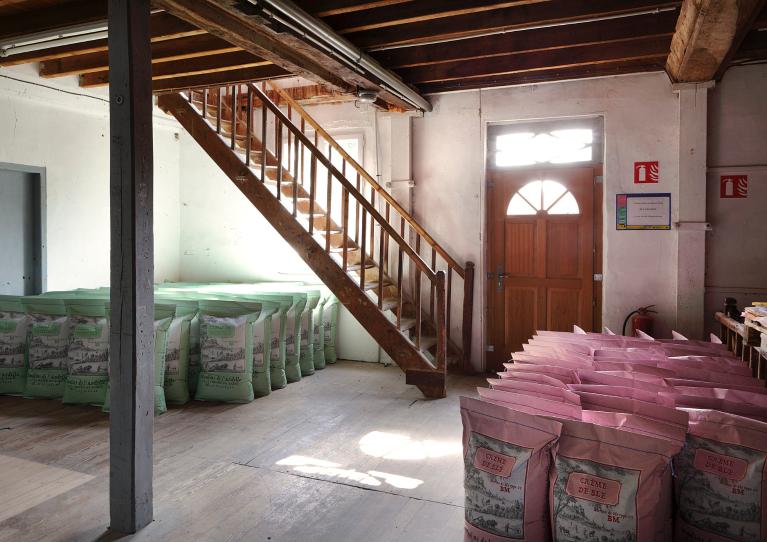 Vue intérieure du moulin primitif : salle de stocakge des sacs de farine.