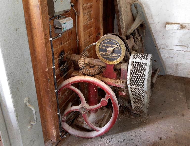 Vue intérieure du moulin primitif : vannage à clapets mécaniques provenant du constructeur Royer et Joly (Epnal).