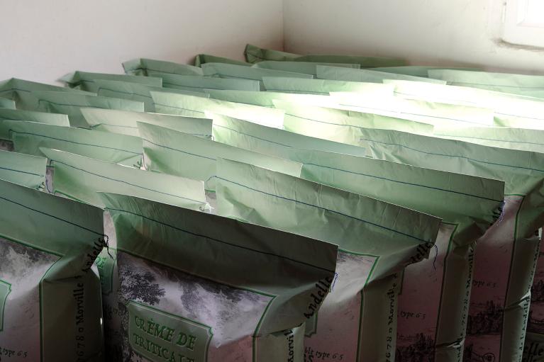 Vue intérieure du moulin primitif : sacs de triticale.