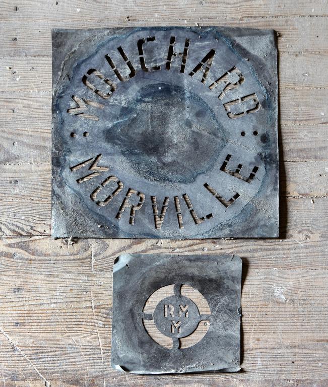 Pochoirs servant au marquage des sacs de farine provenant de la minoterie Mouchard.