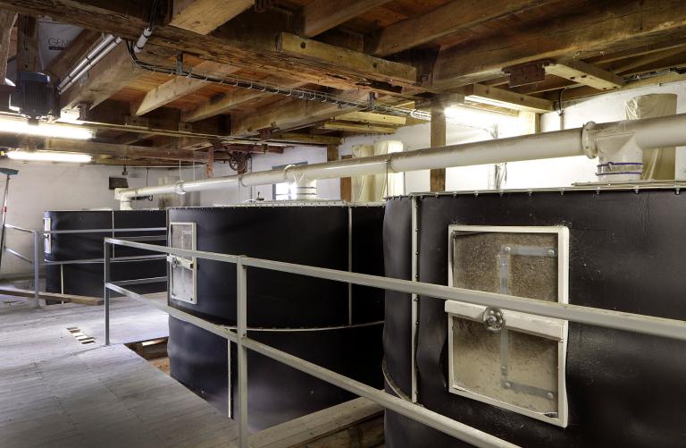 Vue intérieure du moulin primitif : silos modernes.