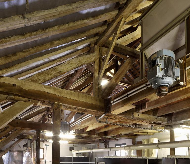 Vue intérieure du moulin primitif : charpente et comble.