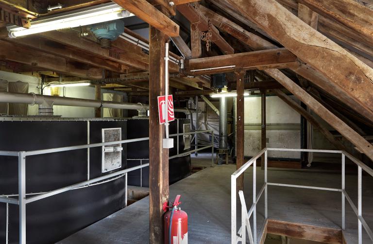 Vue intérieure du moulin primitif : charpente et comble.