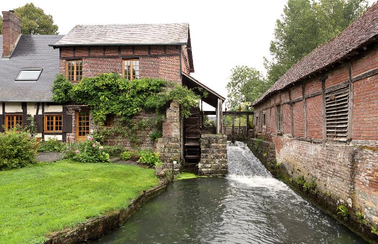 Le moulin à blé de Normanville à La Hallotière, typologie des moulins banaux d'Ancien Régime. ; Vue générale du moulin (à gauche), du canal de décharge et de la remise (à droite), depuis le sud ; Vue gérérale du moulin avec sa roue restaurée, depuis le sud. ; Moulin à blé de Normanville, La Hallotière.