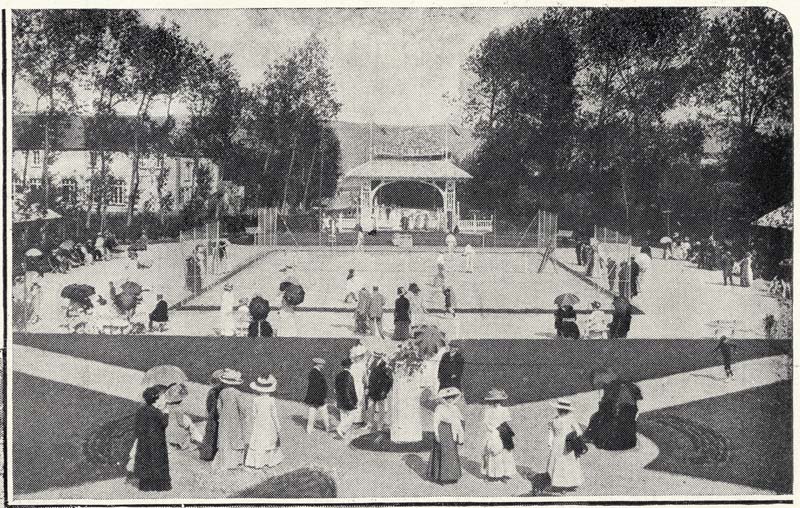 Le Garden-Tennis de Cabourg : le Cours central.- Photographie ancienne, n.d., vers 1914, tirée de : "BOUHANA, Charles. Le tennis idéal par le Tennisol", livret publicitaire, p. 19 (Collection particulière Philippe Chéron).