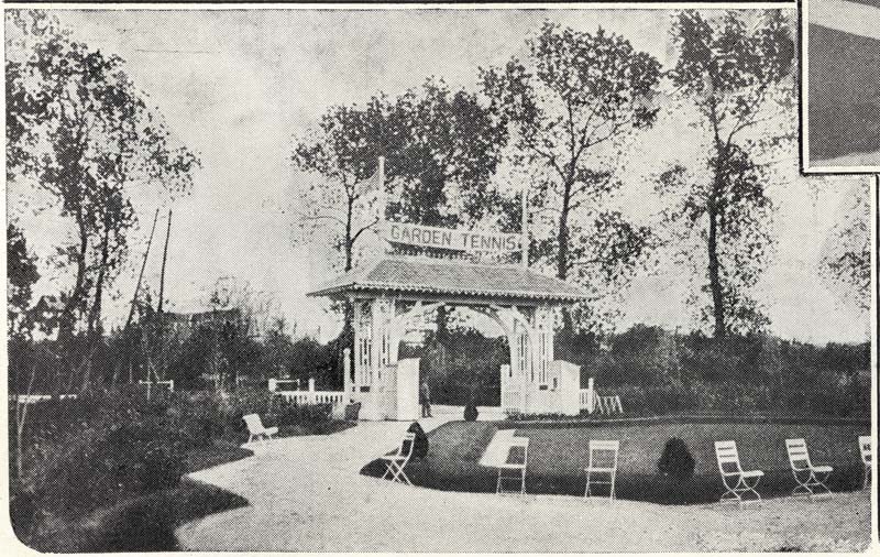 Le Garden-Tennis de Cabourg : entrée principale et vue du jardin français.- Photographie ancienne, n.d., vers 1914, tirée de : "BOUHANA, Charles. Le tennis idéal par le Tennisol", livret publicitaire, p. 19 (Collection particulière Philippe Chéron).