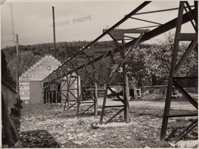 Scierie et convoyeur à grumes, aire de stockage des planches découpées, vers 1950 (Collection particulière).