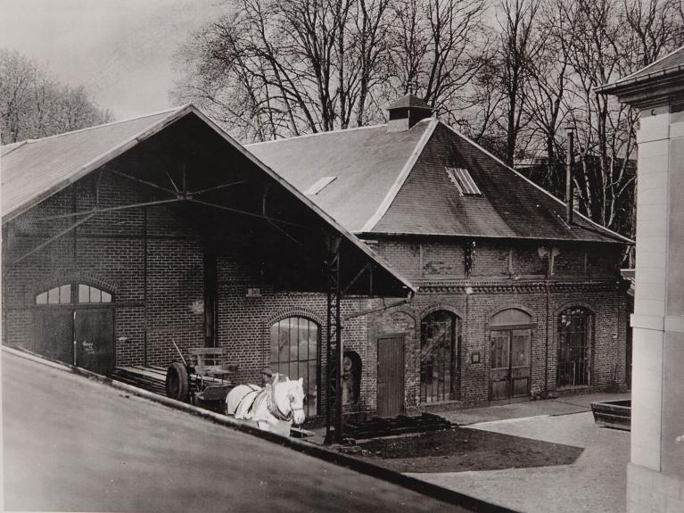 Section bois, atelier de menuiserie, polissage, vernissage devant lequel est stationnée la voiture à cheval de l’usine, vers 1950 (Collection particulière).