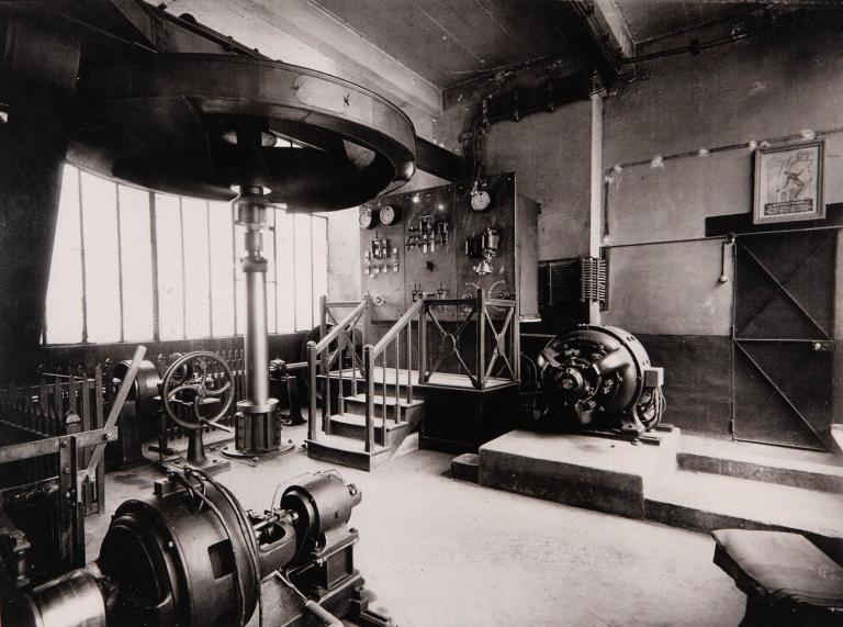 Vue intérieure de la salle de la turbine.- Photographie, vers 1910 (Collection particulière).