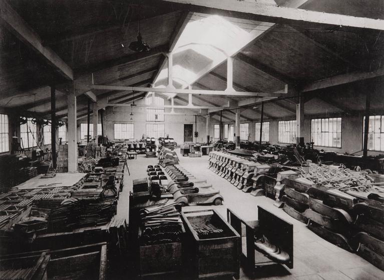 Section métal, atelier de montage des voitures à pédales, vue intérieure, vers 1950 (Collection particulière).