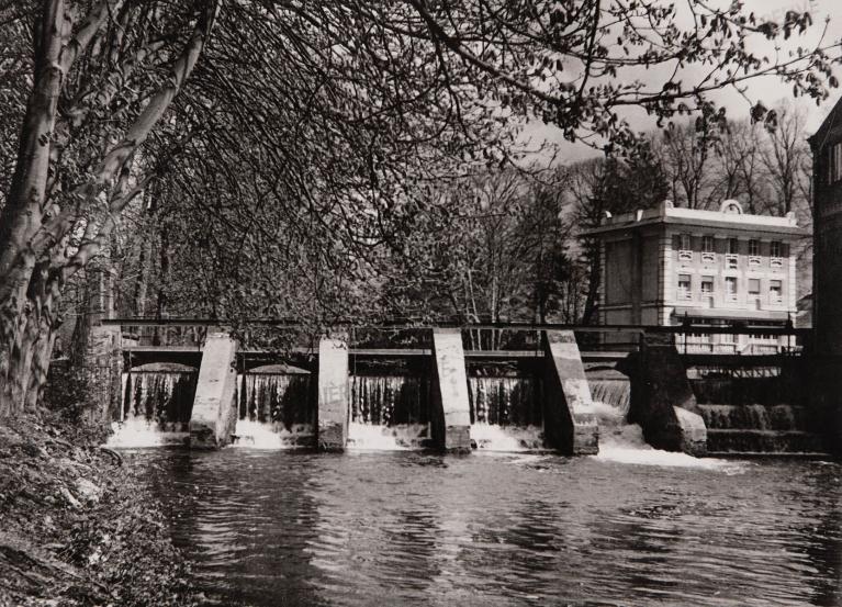 Barrage sur l’Andelle et maison du PDG dite maison des Terrasses après transformation, vers 1950 (Collection particulière).