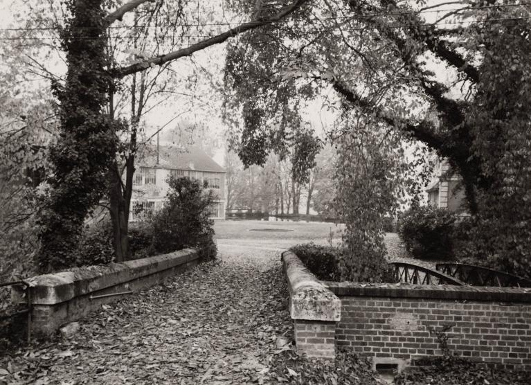 Vue du parc de l’usine, pont enjambant le canal de dérivation de l’Andelle, vers 1950 (Collection particulière).