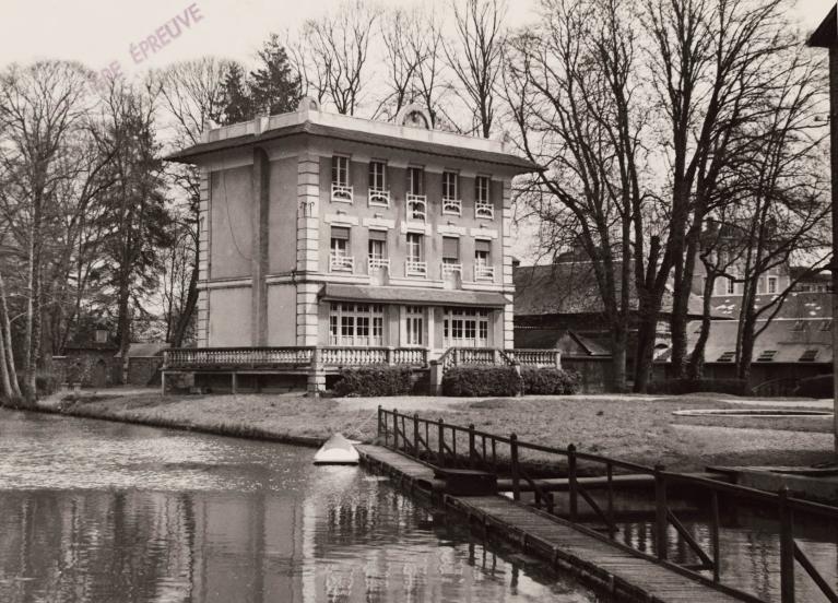 Logement du PDG après transformation et bateau à pédales Euréka au premier plan, vers 1950 (Collection particulière).