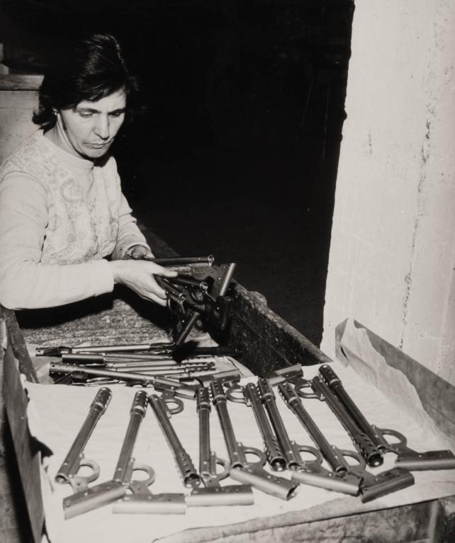 Ouvrière à la vérification des canons des fusils ZZ, vers 1970 (Collection particulière).