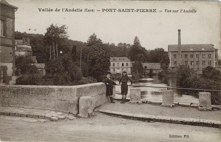Vue sur l'Andelle [avec à l'arrière plan de droite à gauche : la filature, le moulin à foulon et le logement du directeur].- Carte postale, Ed. Pit, vers 1910 (Collection particulière).