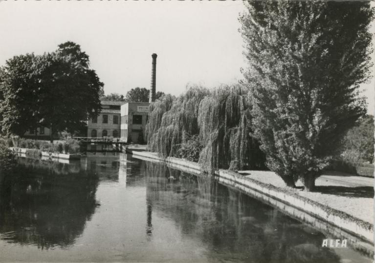 L'usine Dosapro depuis le pont sur l'Andelle.- Carte postale, ALFA, vers 1960 (Collection particulière).