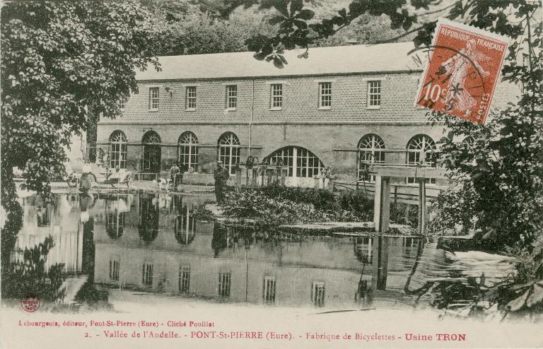 Fabrique de bicyclettes - usine Tron. -Carte postale, ed Lebourgeois, Pont-Saint-Pierre, cliché Pouillot, vers 1910 (Coll. Part.).