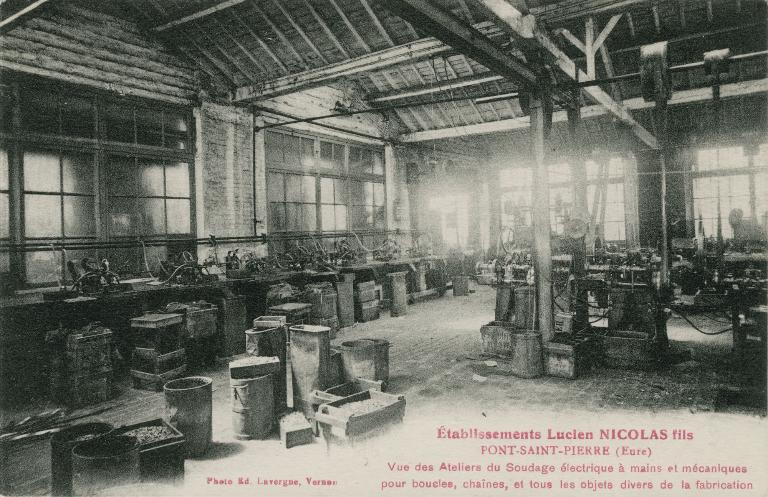Etablissements Lucien Nicolas fils. Vue des ateliers du soudage électrique à mains et mécanique pour boucles, chaines et tous les objets divers de la fabrication.- Carte postale, photo Ed. Lavergne, Vernon, vers 1920 (Collection particulière).