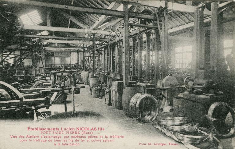 Etablissements Lucien Nicolas fils. Vue des ateliers d'estampage par marteaux pilons et de la tréfilerie pour le tréfilage de tous les fils de fer et cuivre servant à la fabrication.- Carte postale, photo Ed. Lavergne, Vernon, vers 1920 (Collection particulière).