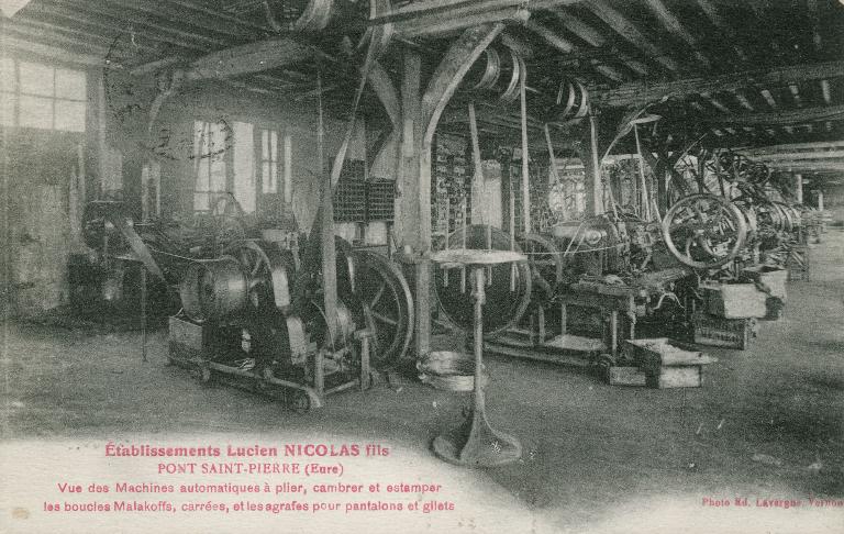 Etablissements Lucien Nicolas fils. Vue des machines automatiques à plier, cambrer et estamper les boubles Malakoffs, carrées et les agraphes pour pantalons et gilets.- Carte postale, photo Ed. Lavergne, Vernon, vers 1920 (Collection particulière).