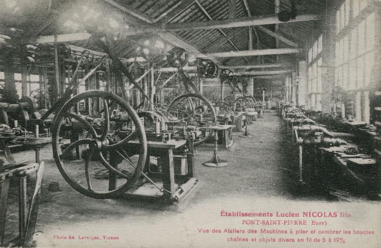 Etablissements Lucien Nicolas fils. Vue des ateliers des machines à plier et cambrer les boucles, chaines et objets divers en fils de 5 à 12 mm.- Carte postale, photo Ed. Lavergne, Vernon, vers 1920 (Collection particulière).