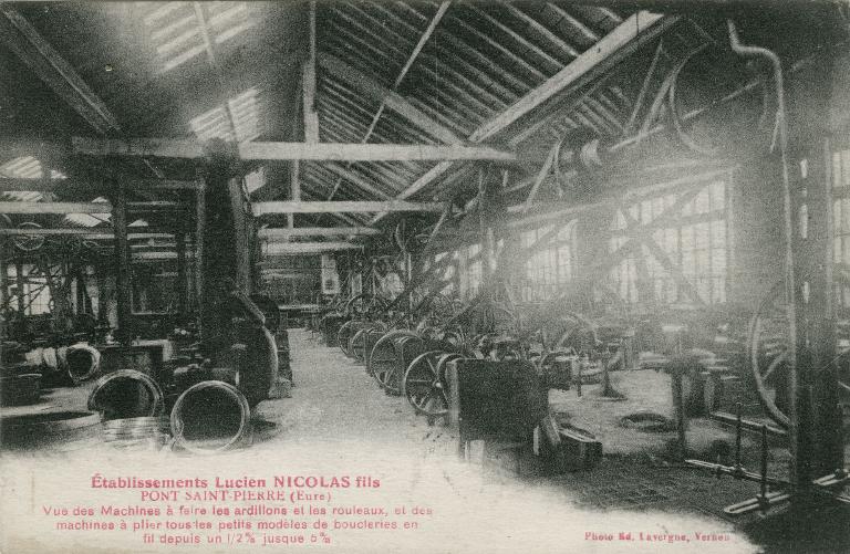 Etablissements Lucien Nicolas fils. Vue des machines à faire les ardillons et les rouleaux et des machines à plier tous les petits modèles de bouclerie en fils depuis 1/2 mm à 5 mm.- Carte postale, photo Ed. Lavergne, Vernon, vers 1920 (Collection particulière).