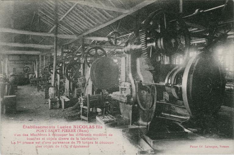Etablissements Lucien Nicolas fils. Vue des machines à découper les différents modèles de boucles et les objets divers de la fabrication. La première presse est d'une puissance de 75 T et découpe des objets de 17 mm d'épaisseur.- Carte postale, photo Ed. Lavergne, Vernon, vers 1920 (Collection particulière).
