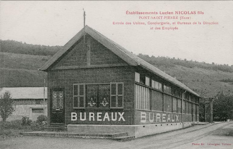 Etablissements Lucien Nicolas fils. Entrée des usines, conciergerie et bureaux de la direction et des employés.- Carte postale, photo Ed. Lavergne, Vernon, vers 1920 (Collection particulière).