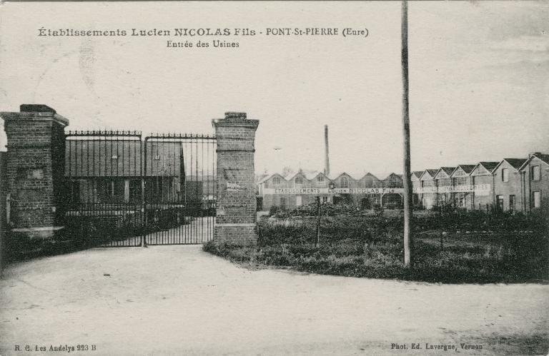 Etablissements Lucien Nicolas fils - Entrée des usines.- Carte postale, photogr. éd. Lavergne, Vernon, vers 1920 (Collection particulière).