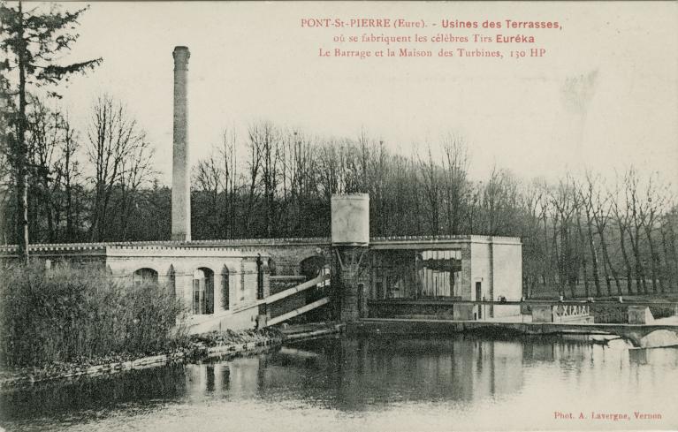 Usine des Terrasses où se fabriquent les célèbres Tirs Euréka. Le barrage et la maison des turbines qui fournissent une force de 130 HP.- Carte postale, ed. Lavergne, Vernon, vers 1910 (Collection particulière).