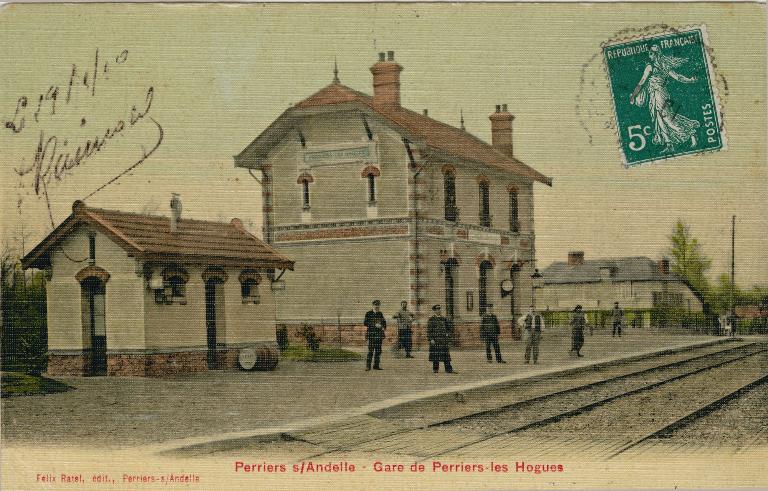Perriers-sur-Andelle - Gare de Perriers-les-Hogues.- Carte postale, éd. Félix Ratel, Perriers-sur-Andelle, vers 1920 (Collection particulière).