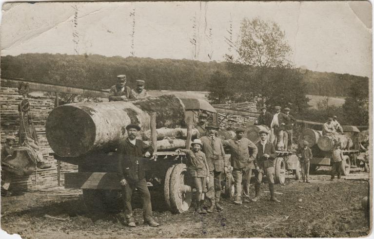 Transport des grumes. Photographie ancienne, vers 1940 (Collection particulière).
