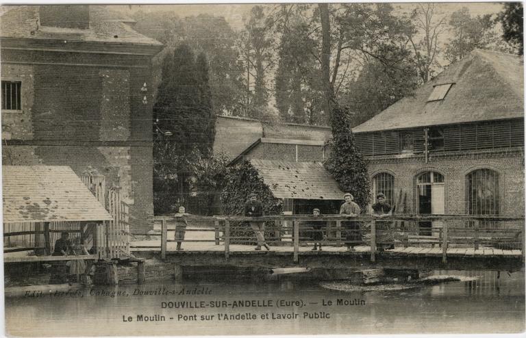 Le moulin [du Chapitre et sa roue hydraulique (à droite) reconverti en atelier Bois].- Carte postale, Ed. Cahagne, Douville-sur-Andelle, vers 1910 (Collection particulière). ; Le moulin, pont sur l'Andelle et lavoir public.- Carte postale, éd. Cahagne, Douville-sur-Andelle, vers 1910 (Collection particulière).