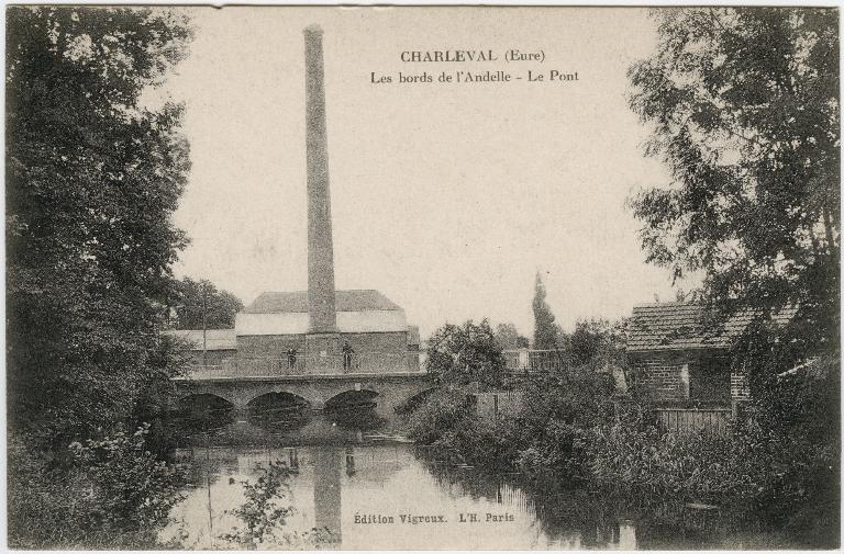 Les bords de l'Andelle - le pont.- Carte postale, éd. Vigreux, L'H, Paris, vers 1910 (Collection particulière).